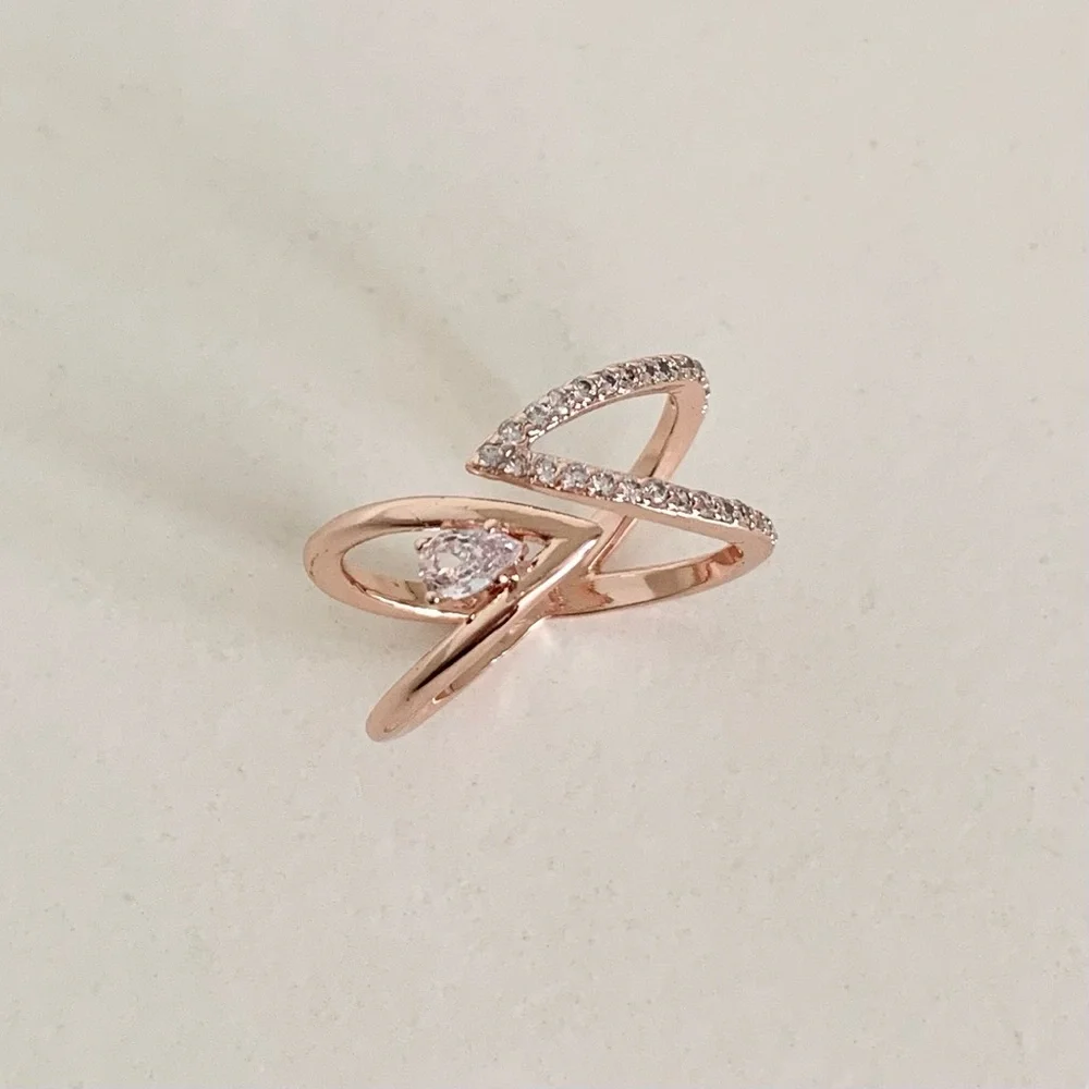 NWOT Rose gold X ring
